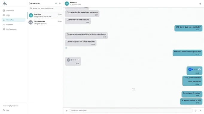 Tela de conversas WhatsApp da plataforma Fly Med com histórico de mensagens de texto e áudio
